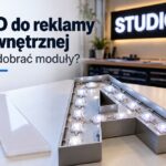 Moduły LED wewnątrz otwartej litery przestrzennej A – grafika AI